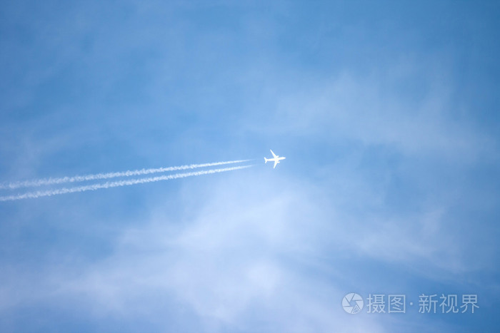 喷气式飞机在蔚蓝的天空