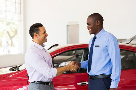 汽车经销商与客户的握手