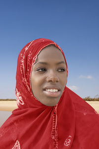 伊布族戴着红色头巾的年轻黑人美女照片