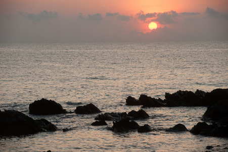 在海上，Koh Phitak 岛，泰国的日落