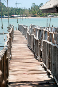 大海，泰国传统的木制大桥