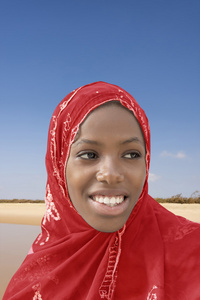 红色面纱美女戴着红色头巾的年轻黑人美女照片