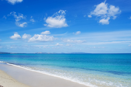 多云的天空在条款 santo 海滩