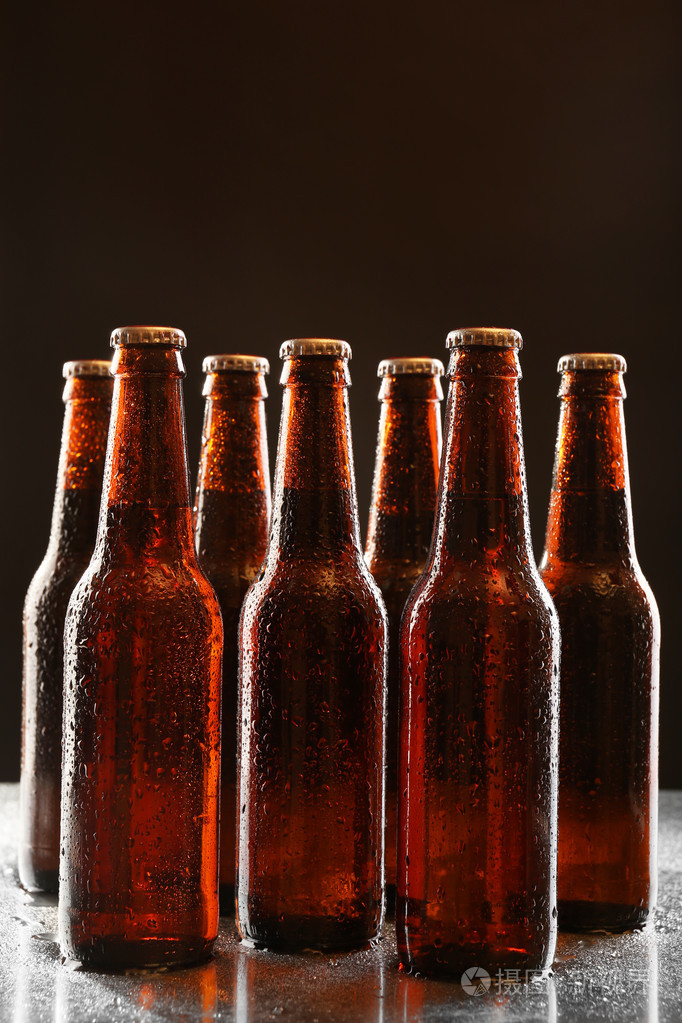 玻璃瓶啤酒在深色背景上