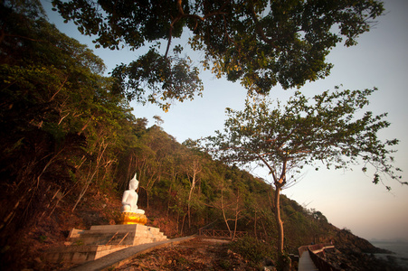 户外坐佛在海滩上，Koh Phitak 岛，泰国