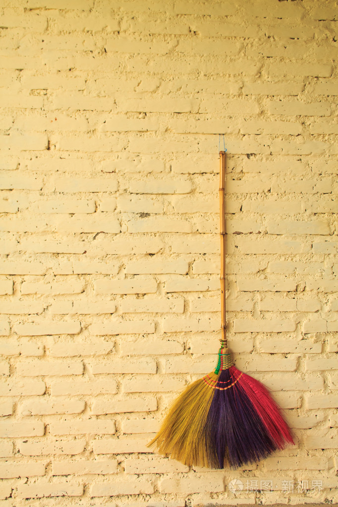 墙上挂着的扫帚