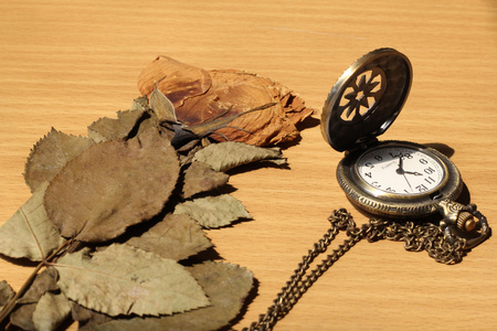  Clocks with dead roses