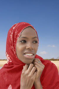 戴着红色头巾的年轻黑人美女照片