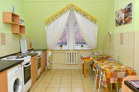 内部的一个小酒店的厨房饭厅图片