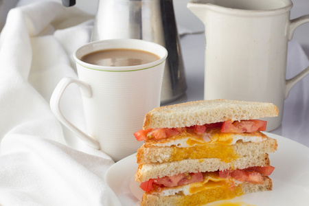 三明治配煎的鸡蛋和西红柿和杯咖啡