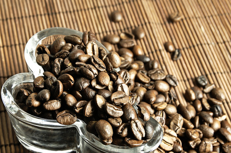 分散的新鲜咖啡豆