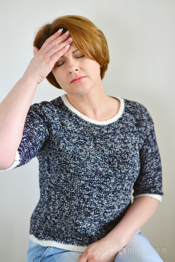 女人抱着双手放在头抑郁症疼痛偏头痛