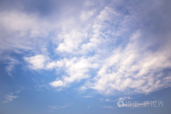 漂亮的蓝色天空和云背景