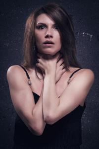 女人身上掐她的肥肉掐丝花卉图案胡须男用手掐脖子,特别是为了致人