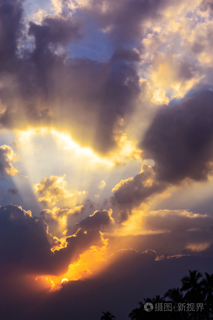 戏剧性傍晚的天空