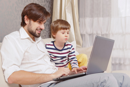 父亲和儿子使用计算机