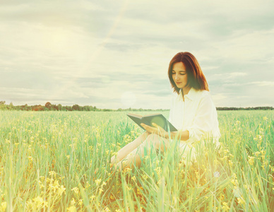 草地上读书图片