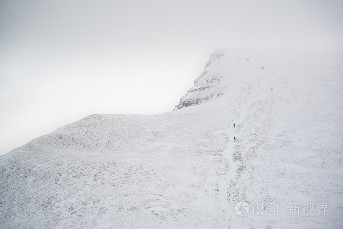 令人惊叹的景观视线从雪顶覆盖山区 W