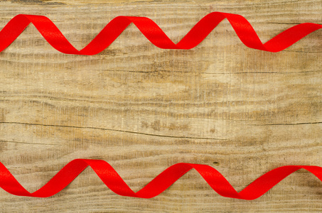 框架的木制背景上的红丝带
