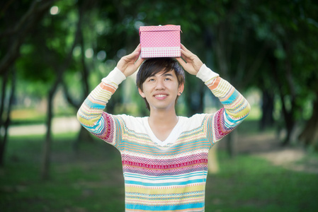 男性抱着一个粉红色的礼物盒图片