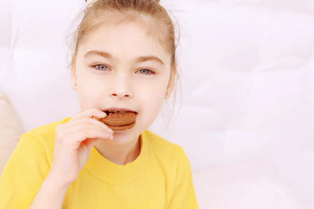 漂亮的小女孩吃饼干