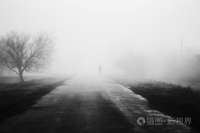 一个人站在雾里的图片图片