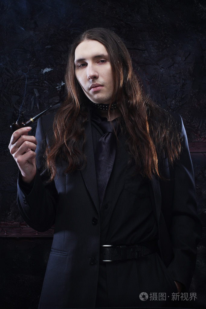 英俊的男人用长长的头发