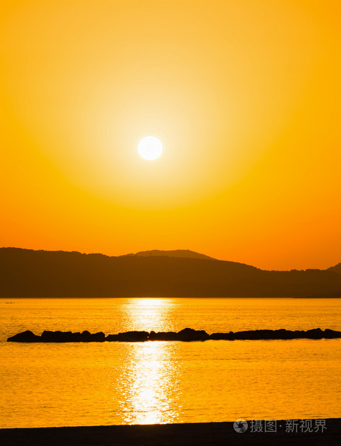 橘黄色的夕阳在阿尔盖罗岸