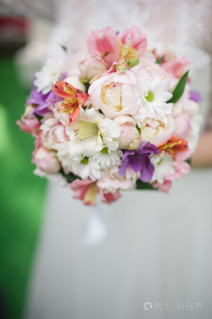 新娘抱着一束美丽的鲜花