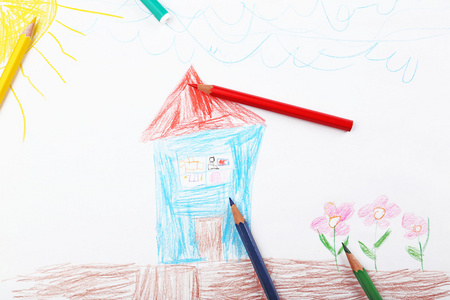 孩子们画上白纸用蜡笔，特写