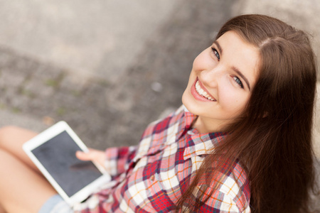 使用 tablet pc 的年轻女子的脸肖像