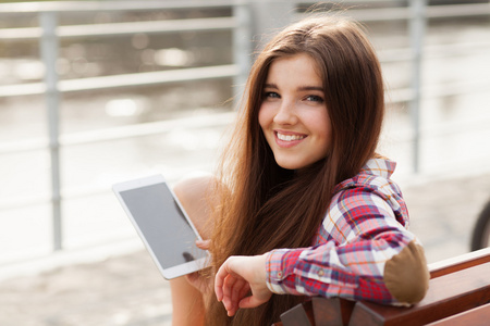 使用 tablet pc 的年轻女子的脸肖像