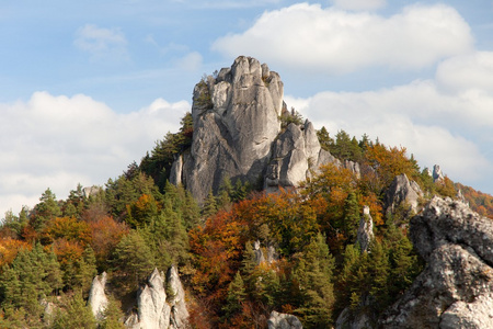 秋季视图从 Sulov 落基山脉sulovske skaly