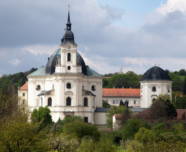 朝圣教堂和修道院在 Krtiny 村