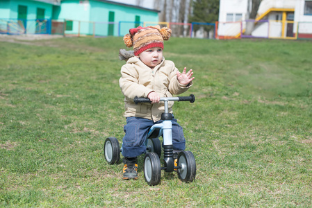 小男孩骑 runbike