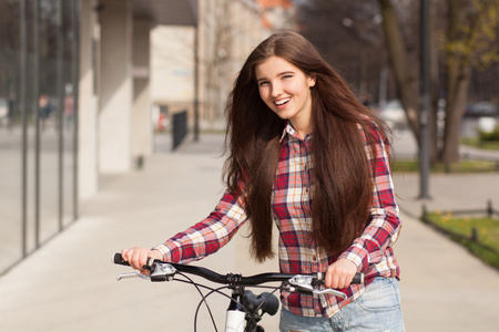 年轻美丽的女子，在一辆自行车