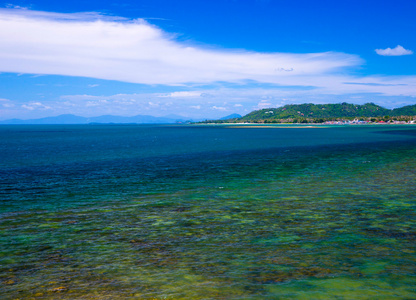 海沙滩和蓝色的天空