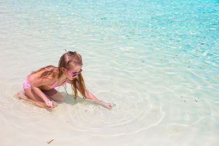 可爱的小女孩，在暑假期间的海滩