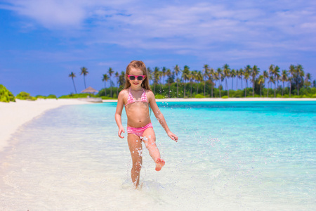 可爱的小女孩，在暑假期间的海滩