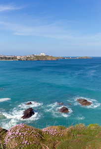 岩石面向海港伯恩茅斯海岸北康沃尔英国康沃尔郡沿海美景，春季与蓝蓝的天空和大海