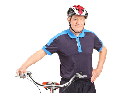 健康成熟的男人推一辆自行车