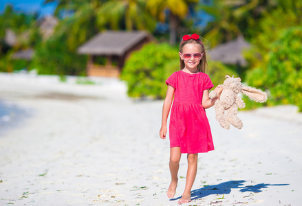 可爱的小女孩，在海滩度假期间玩玩具