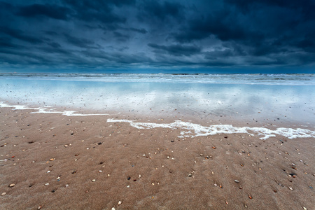 在风暴在北海沙滩