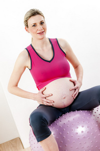 怀孕的女人做练习的肖像