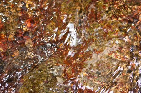 抽象的水表面的流在石头