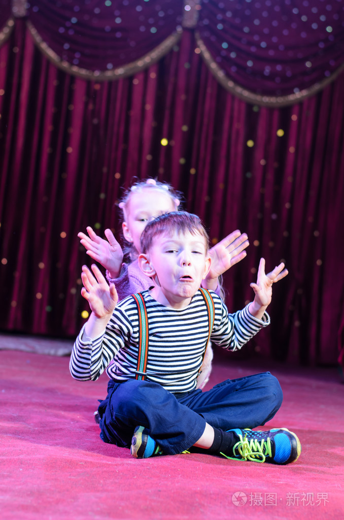 快乐小孩儿,表演者在舞台