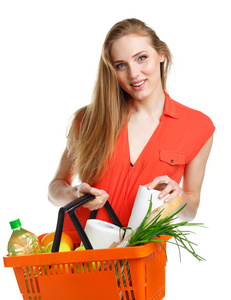 幸福的女人抱着一篮子的健康食品。购物