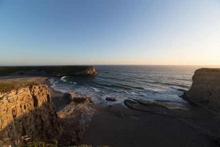 海浪在上岸幽太平洋沿岸海滩