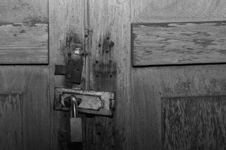 旧木门用挂锁锁