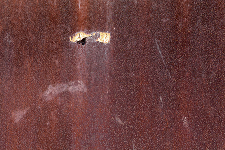 金属墙上的红色锈迹斑斑。背景和纹理